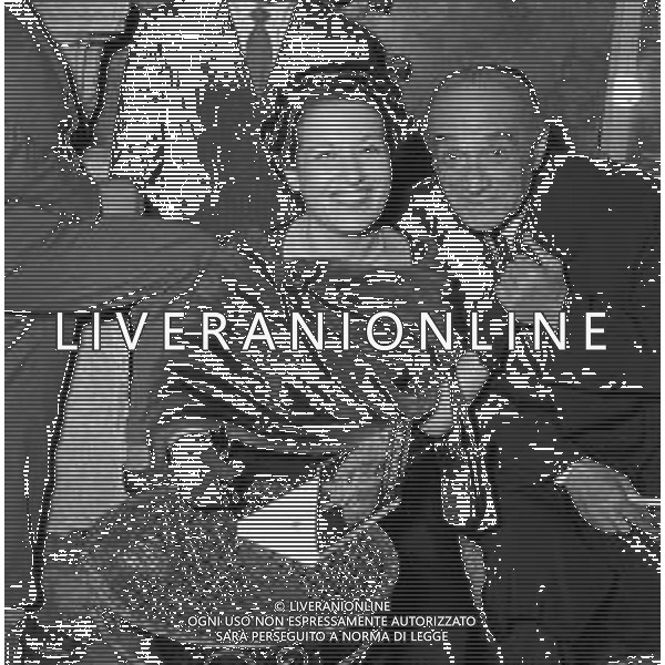 Neg- RIUNIONE VARI ARTISTI E PERSONALITA\' A SOSTEGNO DI VIA MARGUTTA A ROMA ANNI \'50 NELLA FOTO LA SCRITTRICE FLORA VOLPINI CON L\'ONOREVOLE ALESSANDRO LESSONA AG ALDO LIVERANI SAS