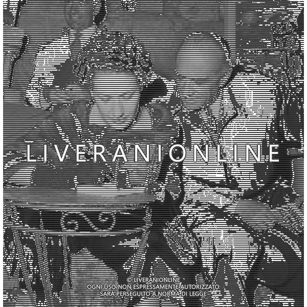 Neg- RIUNIONE VARI ARTISTI E PERSONALITA\' A SOSTEGNO DI VIA MARGUTTA A ROMA ANNI \'50 NELLA FOTO LA SCRITTRICE FLORA VOLPINI CON L\'ONOREVOLE ALESSANDRO LESSONA AG ALDO LIVERANI SAS