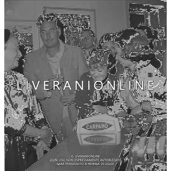 Neg- RIUNIONE VARI ARTISTI E PERSONALITA\' A SOSTEGNO DI VIA MARGUTTA A ROMA ANNI \'50 NELLA FOTO L\'ATTORE ERROL FLYNN CON LA PITTRICE NOVELLA PARIGINI AG ALDO LIVERANI SAS