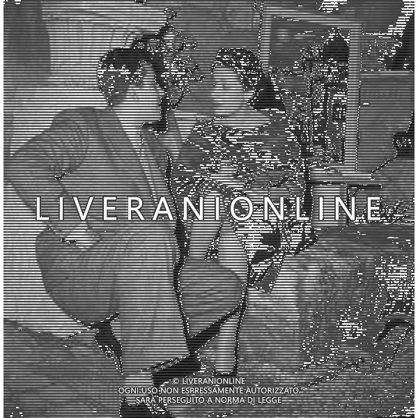 Neg- RIUNIONE VARI ARTISTI E PERSONALITA\' A SOSTEGNO DI VIA MARGUTTA A ROMA ANNI \'50 NELLA FOTO LA SCRITTRICE FLORA VOLPINI AUTOGRAFA IL SUO LIBRO AG ALDO LIVERANI SAS