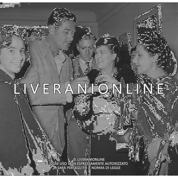 Neg- RIUNIONE VARI ARTISTI E PERSONALITA\' A SOSTEGNO DI VIA MARGUTTA A ROMA ANNI \'50 NELLA FOTO LA SCRITTRICE FLORA VOLPINI CON L\'ATTORE ERROL FLYNN AG ALDO LIVERANI SAS