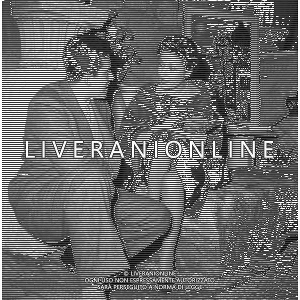Neg- RIUNIONE VARI ARTISTI E PERSONALITA\' A SOSTEGNO DI VIA MARGUTTA A ROMA ANNI \'50 NELLA FOTO LA SCRITTRICE FLORA VOLPINI AUTOGRAFA IL SUO LIBRO AG ALDO LIVERANI SAS
