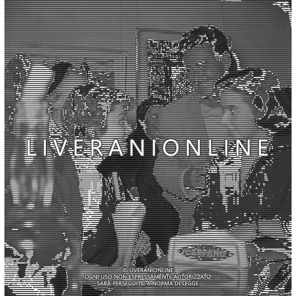 Neg- RIUNIONE VARI ARTISTI E PERSONALITA\' A SOSTEGNO DI VIA MARGUTTA A ROMA ANNI \'50 NELLA FOTO LA SCRITTRICE FLORA VOLPINI CON LA PITTRICE NOVELLA PARIGINI AG ALDO LIVERANI SAS
