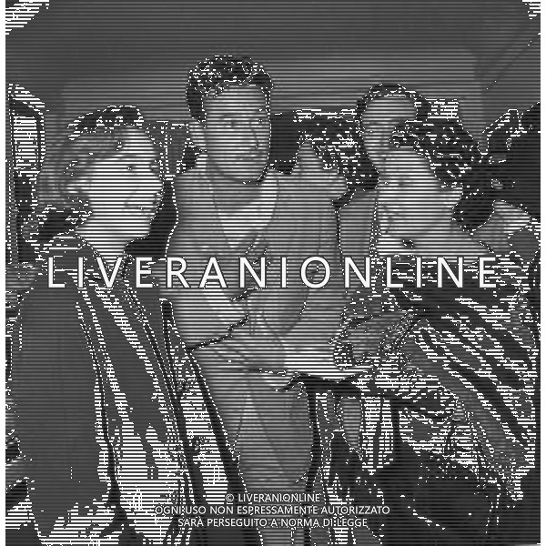 Neg- RIUNIONE VARI ARTISTI E PERSONALITA\' A SOSTEGNO DI VIA MARGUTTA A ROMA ANNI \'50 NELLA FOTO LA SCRITTRICE FLORA VOLPINI CON L\'ATTORE ERROL FLYNN AG ALDO LIVERANI SAS
