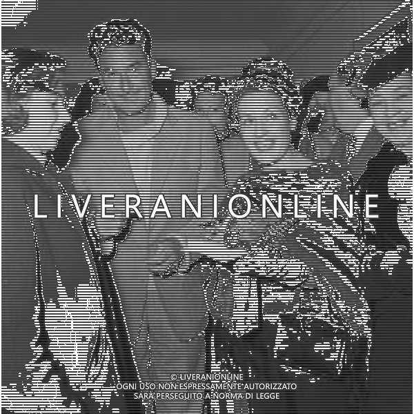 Neg- RIUNIONE VARI ARTISTI E PERSONALITA\' A SOSTEGNO DI VIA MARGUTTA A ROMA ANNI \'50 NELLA FOTO LA SCRITTRICE FLORA VOLPINI CON L\'ATTORE ERROL FLYNN AG ALDO LIVERANI SAS