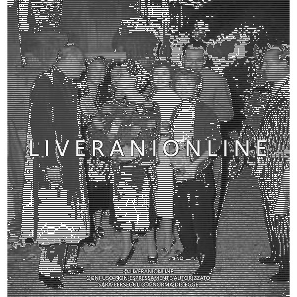Neg- RIUNIONE VARI ARTISTI E PERSONALITA\' A SOSTEGNO DI VIA MARGUTTA A ROMA ANNI \'50 NELLA FOTO LA SCRITTRICE FLORA VOLPINI CON LA PITTRICE NOVELLA PARIGINI AG ALDO LIVERANI SAS