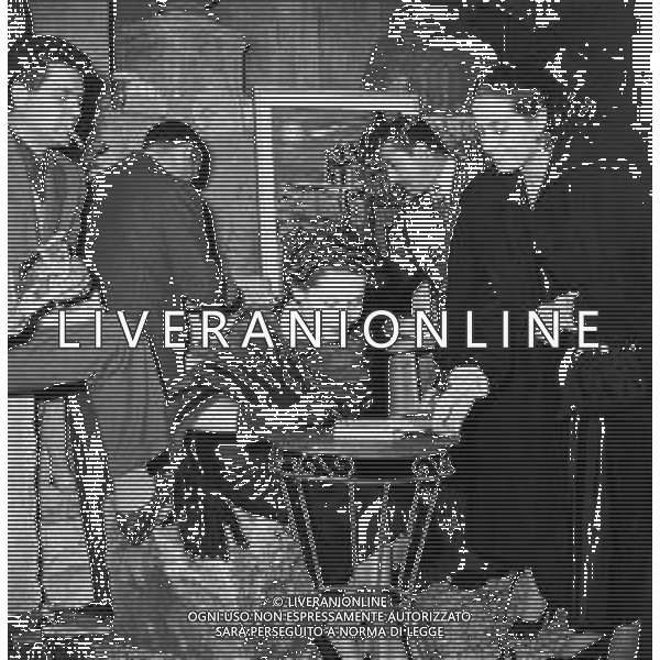 Neg- RIUNIONE VARI ARTISTI E PERSONALITA\' A SOSTEGNO DI VIA MARGUTTA A ROMA ANNI \'50 NELLA FOTO LA SCRITTRICE FLORA VOLPINI AUTOGRAFA IL SUO LIBRO AG ALDO LIVERANI SAS