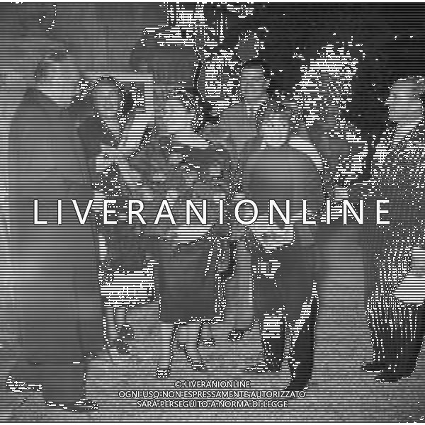 Neg- RIUNIONE VARI ARTISTI E PERSONALITA\' A SOSTEGNO DI VIA MARGUTTA A ROMA ANNI \'50 NELLA FOTO LA SCRITTRICE FLORA VOLPINI CON LA PITTRICE NOVELLA PARIGINI AG ALDO LIVERANI SAS