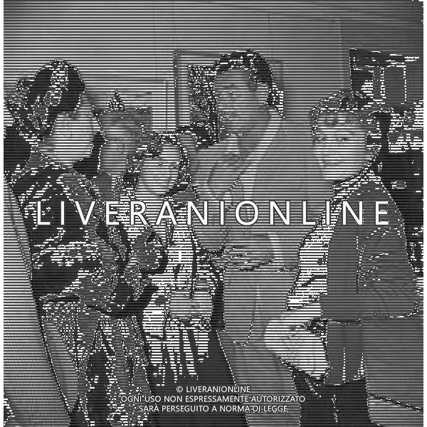 Neg- RIUNIONE VARI ARTISTI E PERSONALITA\' A SOSTEGNO DI VIA MARGUTTA A ROMA ANNI \'50 NELLA FOTO L\'ATTORE ERROL FLYNN CON LA PITTRICE NOVELLA PARIGINI AG ALDO LIVERANI SAS