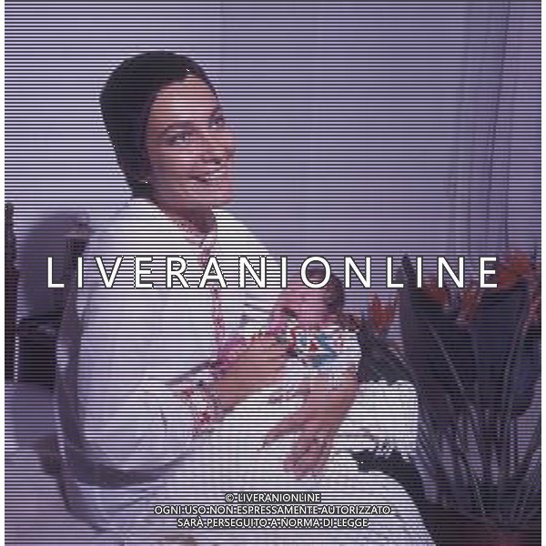 COL-RETROSPETTIVA ANGELA BRAMBATI CANTANTE DEL COMPLESSO MUSICALE RICCHI E POVERI NELLA FOTO ANGELA BRAMBATI CON IL FIGLIO LUCA NELL\'ANNO 1975 AG ALDO LIVERANI SAS 