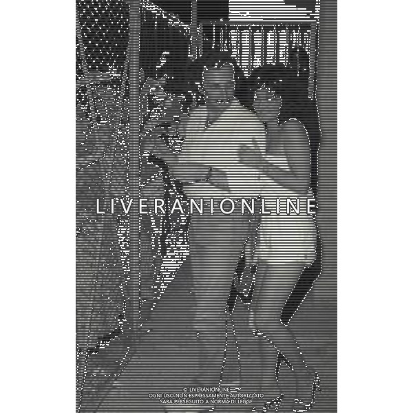 NEG-RETROSPETTIVA COMPLESSO I RICCHI E POVERI NELLA FOTO FRANCO GATTI CON LA MOGLIE STEFANIA PICASSO NELL\'ANNO 1982 A GENOVA AG ALDO LIVERANI SAS