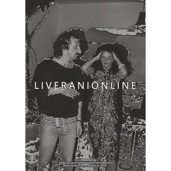 NEG-RETROSPETTIVA COMPLESSO I RICCHI E POVERI NELLA FOTO FRANCO GATTI CON LA MOGLIE E STEFANIA PICASSO IL COMPLESSO MUSICALE DEI RICCHI E POVERI NELL\'ANNO 1981 A MILAZZO AG ALDO LIVERANI SAS  