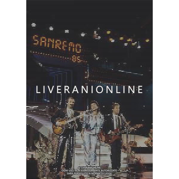 RICCHI E POVERI gruppo musicale italiano, nato artisticamente nel 1968, a Genova - Retrospettiva (composto da Angela Brambati, Angelo Sotgiu e Franco Gatti) nella foto Teatro Ariston di Sanremo 35mo Festival della Canzone Italiana - 1985 vincitori con la canzone \' Se m\'innamoro \' © Archivio / AGENZIA ALDO LIVERANI SAS