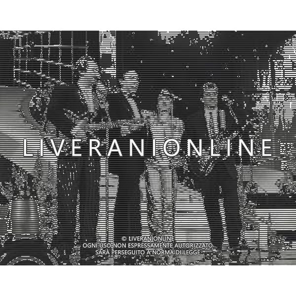 RICCHI E POVERI gruppo musicale italiano, nato artisticamente nel 1968, a Genova - Retrospettiva (composto da Angela Brambati, Angelo Sotgiu e Franco Gatti) nella foto con Pippo Baudo Teatro Ariston di Sanremo 35mo Festival della Canzone Italiana - 1985 vincitori con la canzone \' Se m\'innamoro \' © Archivio / AGENZIA ALDO LIVERANI SAS