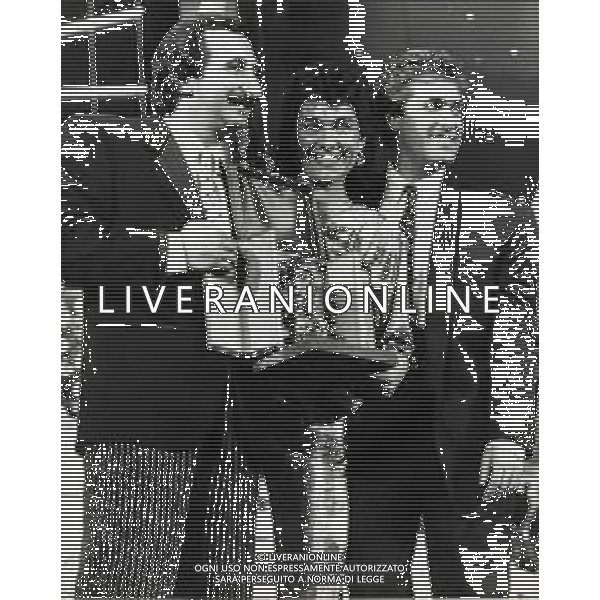 RICCHI E POVERI gruppo musicale italiano, nato artisticamente nel 1968, a Genova - Retrospettiva (composto da Angela Brambati, Angelo Sotgiu e Franco Gatti) nella foto Teatro Ariston di Sanremo 35mo Festival della Canzone Italiana - 1985 vincitori con la canzone \' Se m\'innamoro \' © Archivio / AGENZIA ALDO LIVERANI SAS