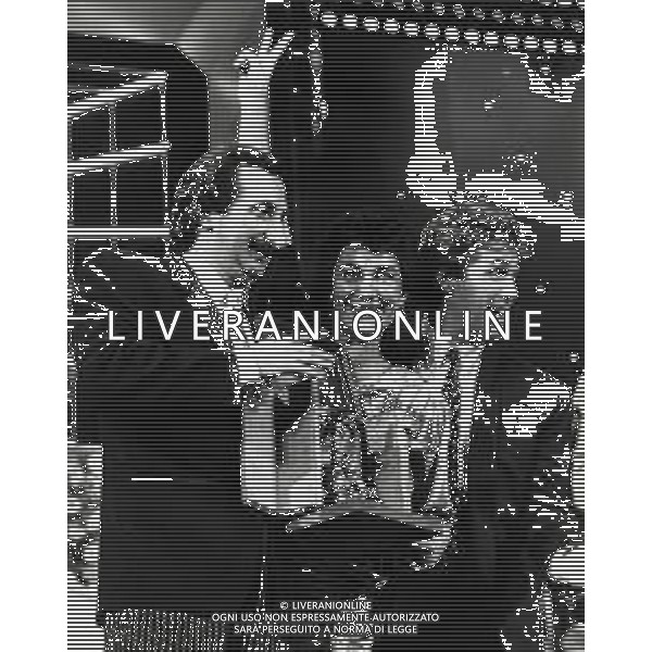 RICCHI E POVERI gruppo musicale italiano, nato artisticamente nel 1968, a Genova - Retrospettiva (composto da Angela Brambati, Angelo Sotgiu e Franco Gatti) nella foto Teatro Ariston di Sanremo 35mo Festival della Canzone Italiana - 1985 vincitori con la canzone \' Se m\'innamoro \' © Archivio / AGENZIA ALDO LIVERANI SAS