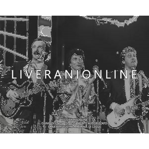 RICCHI E POVERI gruppo musicale italiano, nato artisticamente nel 1968, a Genova - Retrospettiva (composto da Angela Brambati, Angelo Sotgiu e Franco Gatti) nella foto Teatro Ariston di Sanremo 35mo Festival della Canzone Italiana - 1985 vincitori con la canzone \' Se m\'innamoro \' © Archivio / AGENZIA ALDO LIVERANI SAS