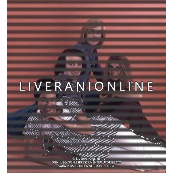 COL-RICCHI E POVERI gruppo musicale italiano, nato artisticamente nel 1968, a Genova - Retrospettiva (composto da Angela Brambati, Marina Occhiena, Angelo Sotgiu e Franco Gatti) ANNO 1972 AGENZIA ALDO LIVERANI SAS 