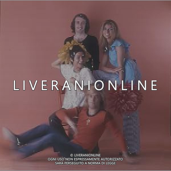 COL-RICCHI E POVERI gruppo musicale italiano, nato artisticamente nel 1968, a Genova - Retrospettiva (composto da Angela Brambati, Marina Occhiena, Angelo Sotgiu e Franco Gatti) ANNO 1972 AGENZIA ALDO LIVERANI SAS 