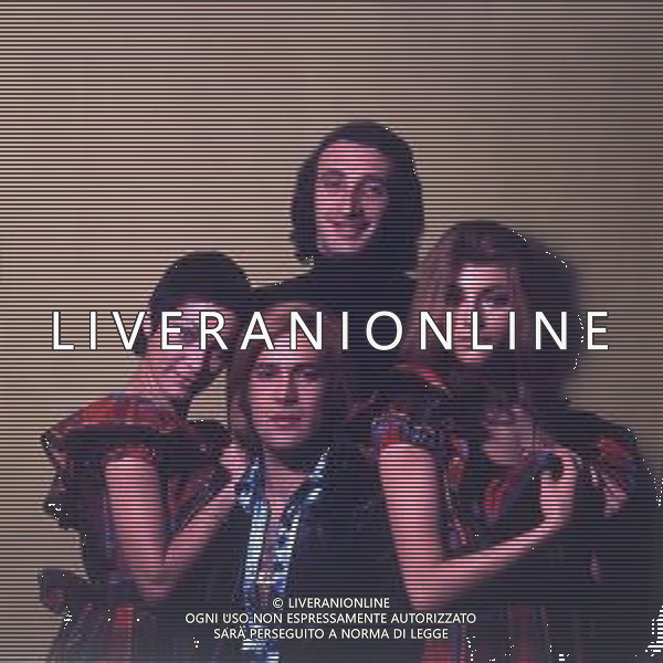 COL-RICCHI E POVERI gruppo musicale italiano, nato artisticamente nel 1968, a Genova - Retrospettiva (composto da Angela Brambati, Marina Occhiena, Angelo Sotgiu e Franco Gatti) ANNO 1972 AGENZIA ALDO LIVERANI SAS 