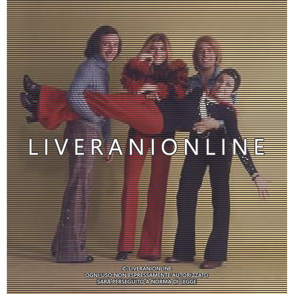 COL-RICCHI E POVERI gruppo musicale italiano, nato artisticamente nel 1968, a Genova - Retrospettiva (composto da Angela Brambati, Marina Occhiena, Angelo Sotgiu e Franco Gatti) ANNO 1972 AGENZIA ALDO LIVERANI SAS 