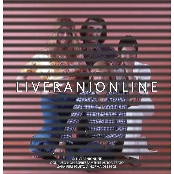 COL-RICCHI E POVERI gruppo musicale italiano, nato artisticamente nel 1968, a Genova - Retrospettiva (composto da Angela Brambati, Marina Occhiena, Angelo Sotgiu e Franco Gatti) ANNO 1972 AGENZIA ALDO LIVERANI SAS 