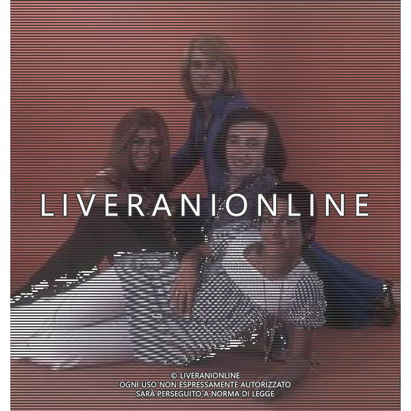 COL-RICCHI E POVERI gruppo musicale italiano, nato artisticamente nel 1968, a Genova - Retrospettiva (composto da Angela Brambati, Marina Occhiena, Angelo Sotgiu e Franco Gatti) ANNO 1972 AGENZIA ALDO LIVERANI SAS 