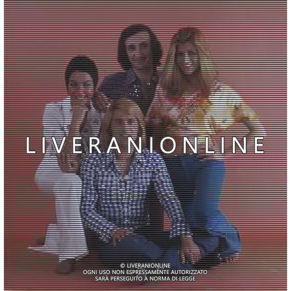 COL-RICCHI E POVERI gruppo musicale italiano, nato artisticamente nel 1968, a Genova - Retrospettiva (composto da Angela Brambati, Marina Occhiena, Angelo Sotgiu e Franco Gatti) ANNO 1972 AGENZIA ALDO LIVERANI SAS