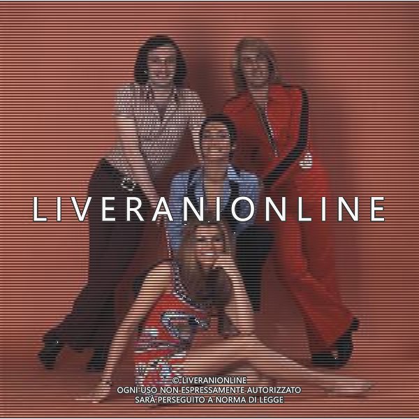 COL-RICCHI E POVERI gruppo musicale italiano, nato artisticamente nel 1968, a Genova - Retrospettiva (composto da Angela Brambati, Marina Occhiena, Angelo Sotgiu e Franco Gatti) ANNO 1972 AGENZIA ALDO LIVERANI SAS
