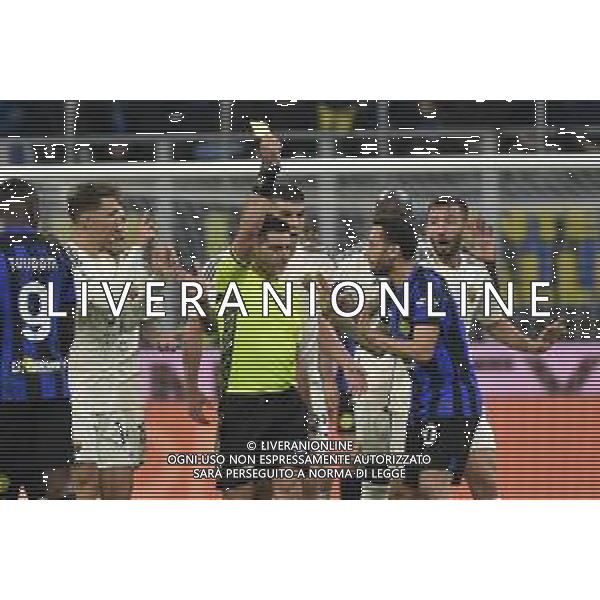 Inter vs Roma nella foto l\'arbitro Fabio Maresca di Napoli ammonisc e Hakan Calhanoglu (Inter) Milano 29-10-2023 Stadio Giuseppe Meazza - San Siro Campionato Serie A TIM - 10a giornata foto Roberto Garavaglia/ag. Aldo Liverani sas