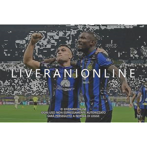 Inter vs Roma nella foto Lautaro Martinez (Inter) SX e Marcus Thuram (Inter) DX esultano dopo il gol dell\'1 a 0 Milano 29-10-2023 Stadio Giuseppe Meazza - San Siro Campionato Serie A TIM - 10a giornata foto Roberto Garavaglia/ag. Aldo Liverani sas