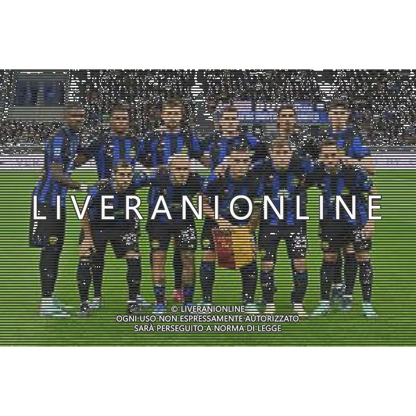 Inter vs Roma nella foto formazione Inter, in piedi da SX Marcus Thuram, Denzel Dumfries, Francesco Acerbi, Benjamin Pavard, Yann Sommer e Alessandro Bastoni; in basso da SX Henrikh Mkhitaryan, Federico Dimarco, Lautaro Martinez, Nicolo\' Barella e Hakan Calhanoglu Milano 29-10-2023 Stadio Giuseppe Meazza - San Siro Campionato Serie A TIM - 10a giornata foto Roberto Garavaglia/ag. Aldo Liverani sas
