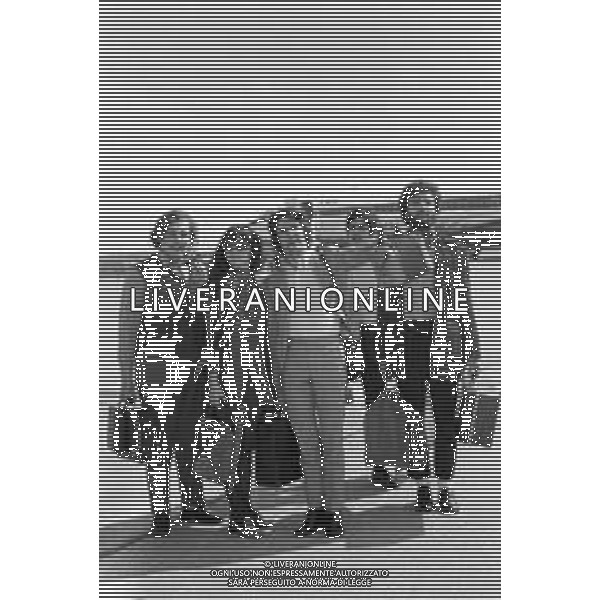 Neg- RETROSPETTIVA FAUSTO LEALI CANTANTE NELLA FOTO CON LA MOGLIE MILENA CANTU\' AL LORO ARRIVO ALL\'AEROPORTO DI MILANO NEL MAGGIO DEL 1969  AG ALDO LIVERANI SAS