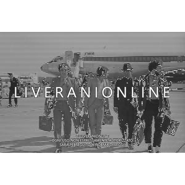 Neg- RETROSPETTIVA FAUSTO LEALI CANTANTE NELLA FOTO CON LA MOGLIE MILENA CANTU\' AL LORO ARRIVO ALL\'AEROPORTO DI MILANO NEL MAGGIO DEL 1969  AG ALDO LIVERANI SAS