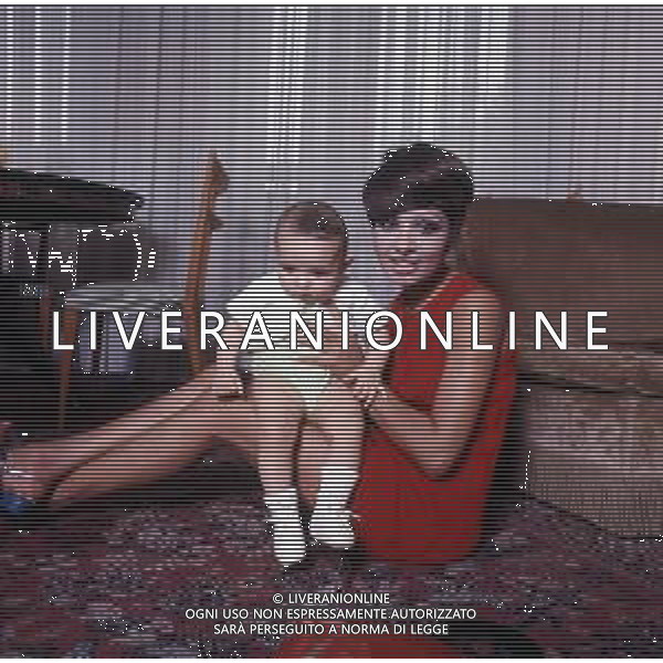COL-RETROSPETTIVA LARA SAINT PAUL CANTANTE NELLA FOTO LARA SAINT PAUL CON LA FIGLIA A MILANO AG ALDO LIVERANI SAS