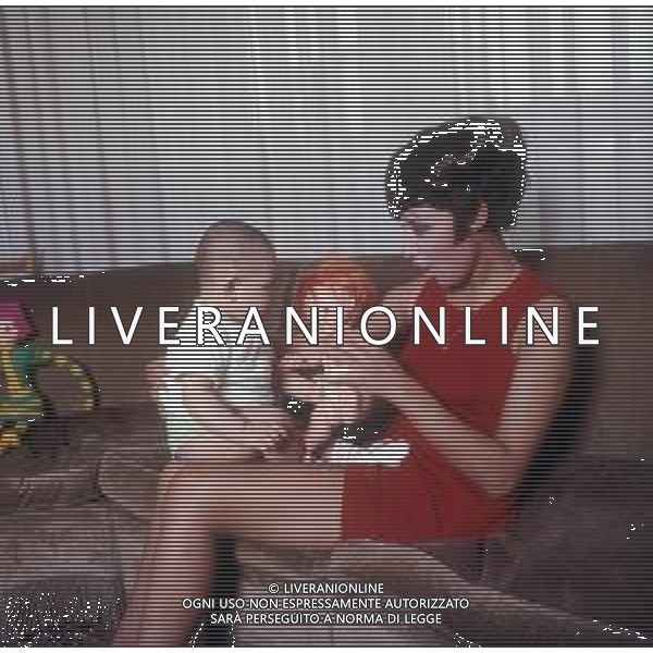 COL-RETROSPETTIVA LARA SAINT PAUL CANTANTE NELLA FOTO LARA SAINT PAUL CON LA FIGLIA A MILANO AG ALDO LIVERANI SAS