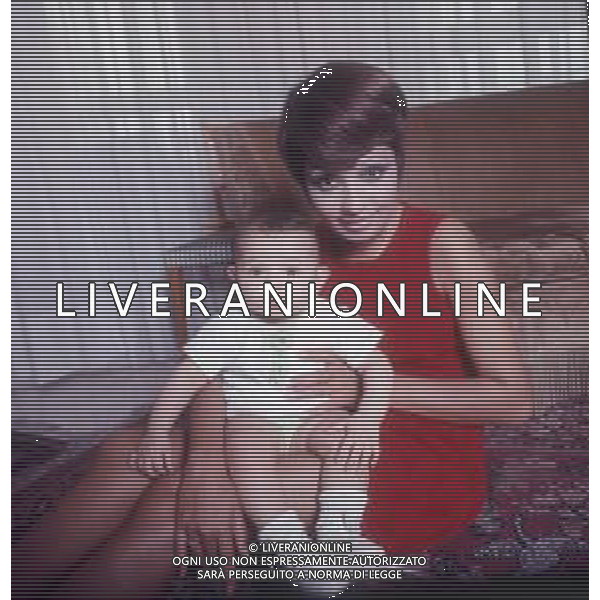 COL-RETROSPETTIVA LARA SAINT PAUL CANTANTE NELLA FOTO LARA SAINT PAUL CON LA FIGLIA A MILANO AG ALDO LIVERANI SAS