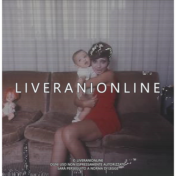 COL-RETROSPETTIVA LARA SAINT PAUL CANTANTE NELLA FOTO LARA SAINT PAUL CON LA FIGLIA A MILANO AG ALDO LIVERANI SAS