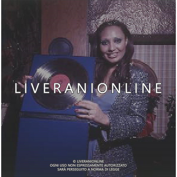 COL-RETROSPETTIVA LARA SAINT PAUL CANTANTE NELLA FOTO LARA SAINT PAUL CON UN SUO DISCO AG ALDO LIVERANI SAS
