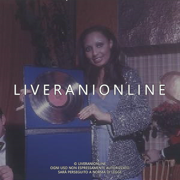 COL-RETROSPETTIVA LARA SAINT PAUL CANTANTE NELLA FOTO LARA SAINT PAUL CON UN SUO DISCO AG ALDO LIVERANI SAS