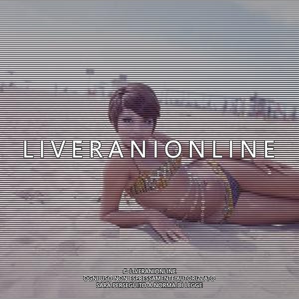COL-RETROSPETTIVA LARA SAINT PAUL CANTANTE NELLA FOTO LARA SAINT PAUL A RICCIONE NELL\'ANNO 1969 AG ALDO LIVERANI SAS