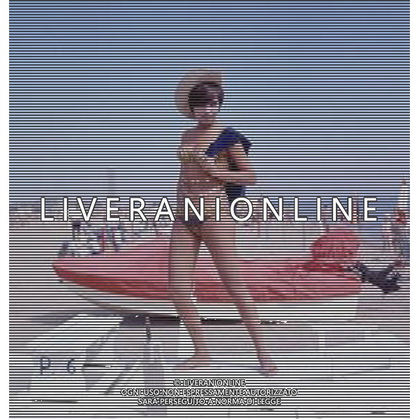 COL-RETROSPETTIVA LARA SAINT PAUL CANTANTE NELLA FOTO LARA SAINT PAUL A RICCIONE NELL\'ANNO 1969 AG ALDO LIVERANI SAS