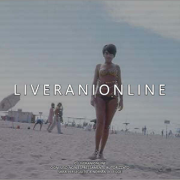 COL-RETROSPETTIVA LARA SAINT PAUL CANTANTE NELLA FOTO LARA SAINT PAUL A RICCIONE NELL\'ANNO 1969 AG ALDO LIVERANI SAS
