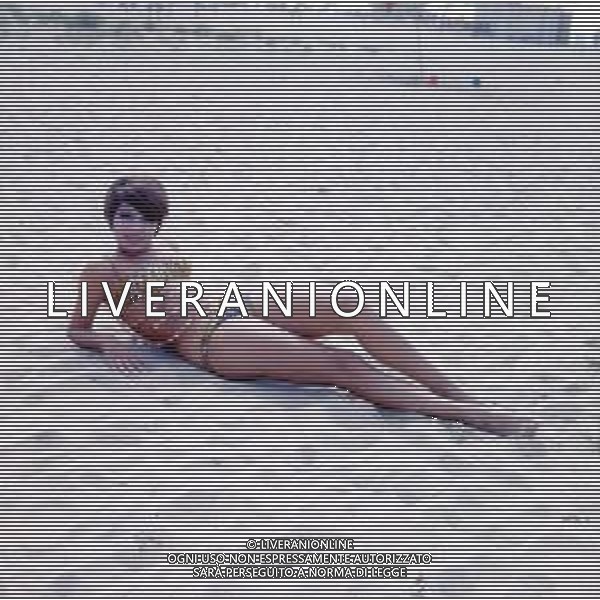 COL-RETROSPETTIVA LARA SAINT PAUL CANTANTE NELLA FOTO LARA SAINT PAUL A RICCIONE NELL\'ANNO 1969 AG ALDO LIVERANI SAS