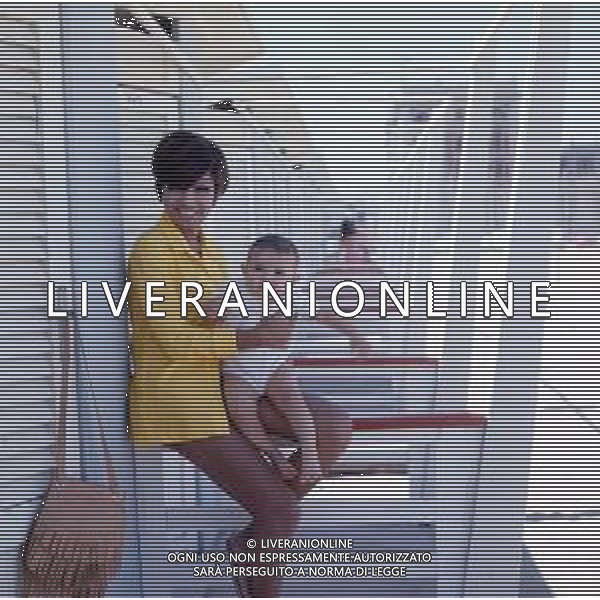 COL-RETROSPETTIVA LARA SAINT PAUL CANTANTE NELLA FOTO LARA SAINT PAUL A RICCIONE NELL\'ANNO 1969 AG ALDO LIVERANI SAS