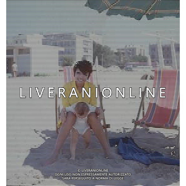 COL-RETROSPETTIVA LARA SAINT PAUL CANTANTE NELLA FOTO LARA SAINT PAUL A RICCIONE NELL\'ANNO 1969 AG ALDO LIVERANI SAS