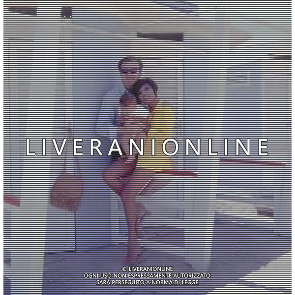 COL-RETROSPETTIVA LARA SAINT PAUL CANTANTE NELLA FOTO LARA SAINT PAUL CON IL MARITO PIER QUINTO CARIAGGI E FIGLIA A RICCIONE NELL\'ANNO 1969 AG ALDO LIVERANI SAS