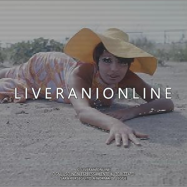 COL-RETROSPETTIVA LARA SAINT PAUL CANTANTE NELLA FOTO LARA SAINT PAUL A RICCIONE NELL\'ANNO 1969 AG ALDO LIVERANI SAS