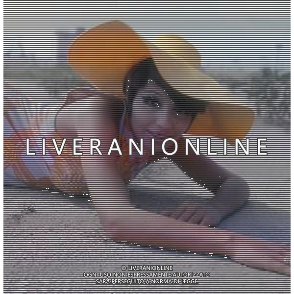 COL-RETROSPETTIVA LARA SAINT PAUL CANTANTE NELLA FOTO LARA SAINT PAUL A RICCIONE NELL\'ANNO 1969 AG ALDO LIVERANI SAS