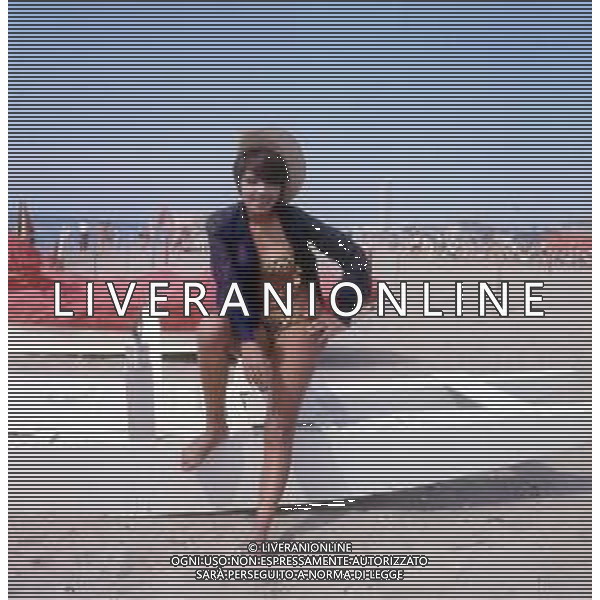 COL-RETROSPETTIVA LARA SAINT PAUL CANTANTE NELLA FOTO LARA SAINT PAUL A RICCIONE NELL\'ANNO 1969 AG ALDO LIVERANI SAS